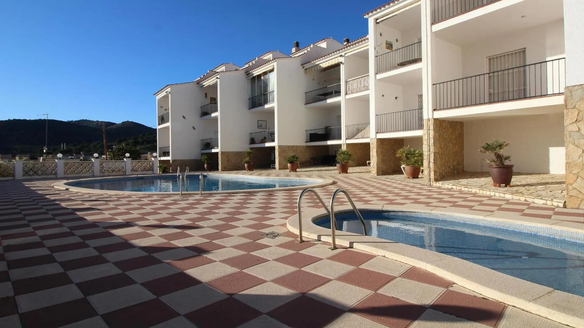 Cabioni 4 - Amplia Casa Adosada Con Piscina Comunitaria Abierta De Junio A Septiembre, Situada A Pocos Metros De La Playa De Grifeu - Es-228-196 Llança 0*,