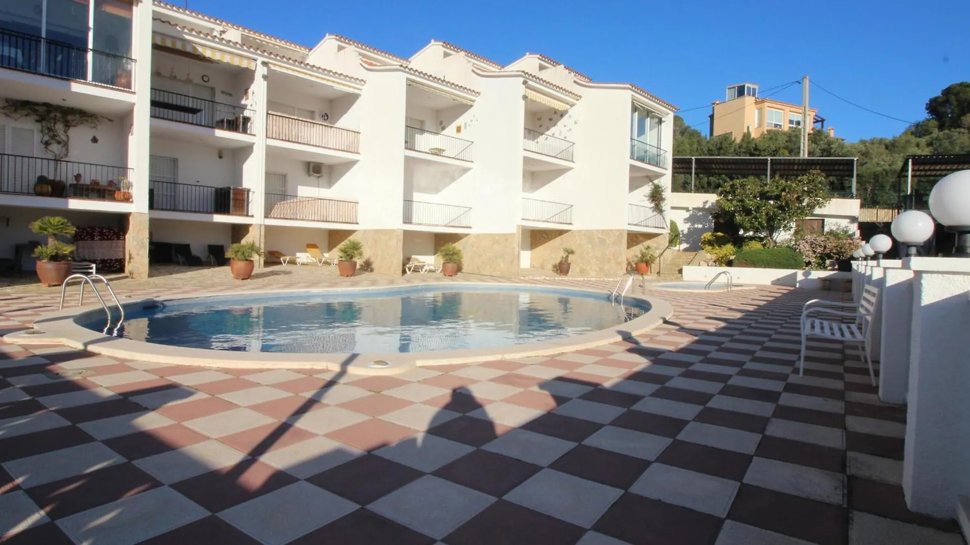 Cabioni 4 - Amplia Casa Adosada Con Piscina Comunitaria Abierta De Junio A Septiembre, Situada A Pocos Metros De La Playa De Grifeu - Es-228-196 Llança