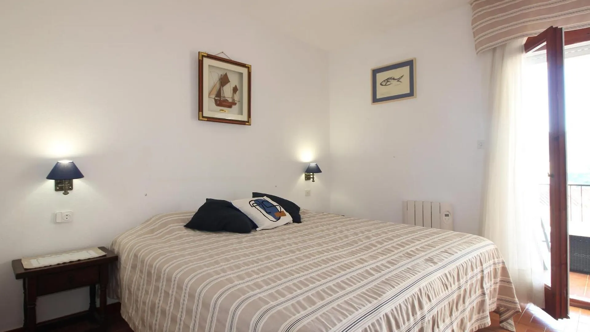 Dom wakacyjny Cabioni 4 - Amplia Casa Adosada Con Piscina Comunitaria Abierta De Junio A Septiembre, Situada A Pocos Metros De La Playa De Grifeu - Es-228-196 Llança